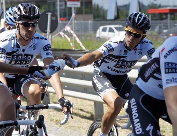 Alberto Contador (Saxo Bank) grabs a bottle from a teammate