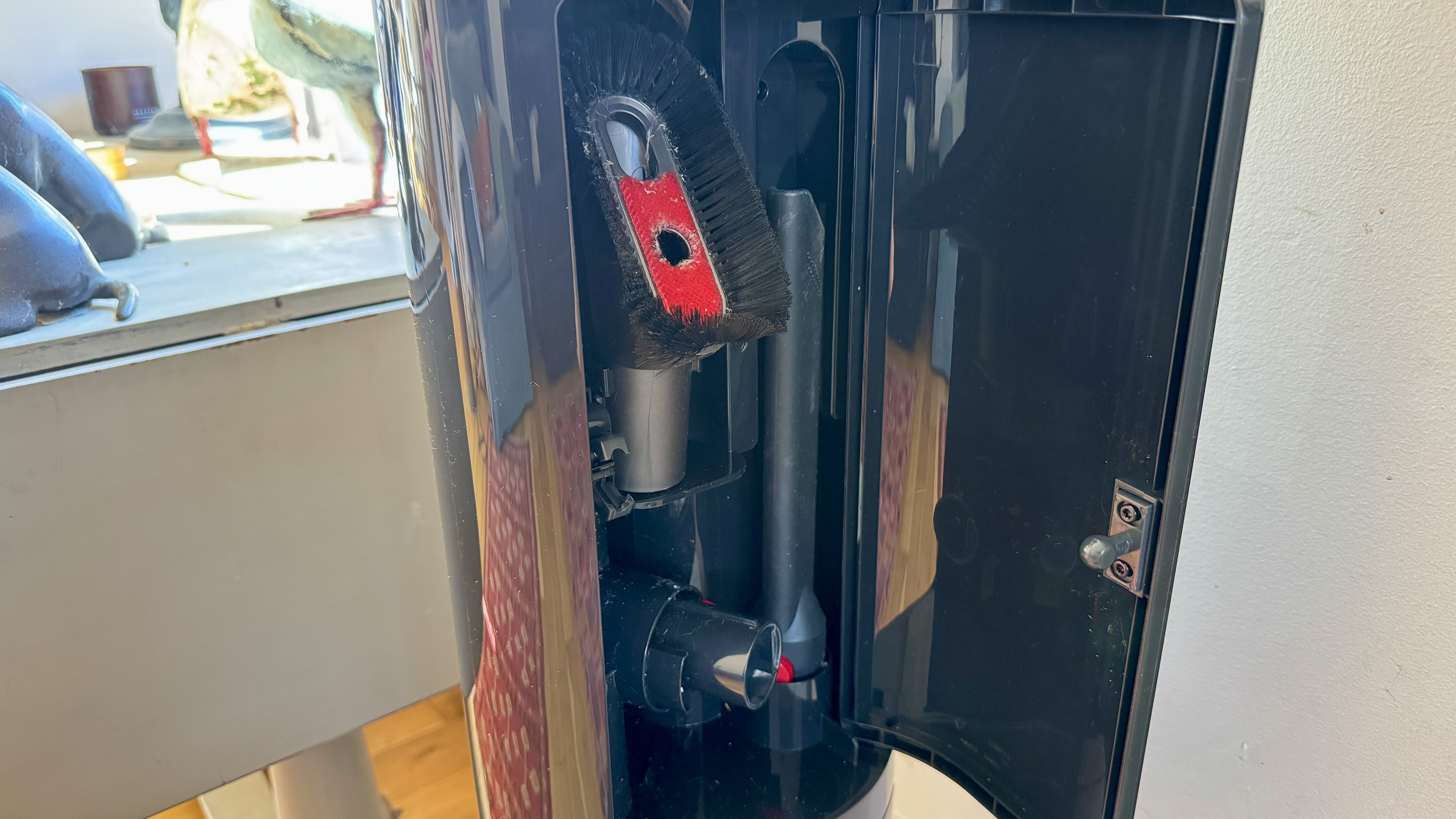 Dyson v10 Konical + Auto-empty Dok test and review