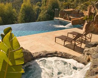 infinity pool in US backyard by Simmonds & Associates, Inc