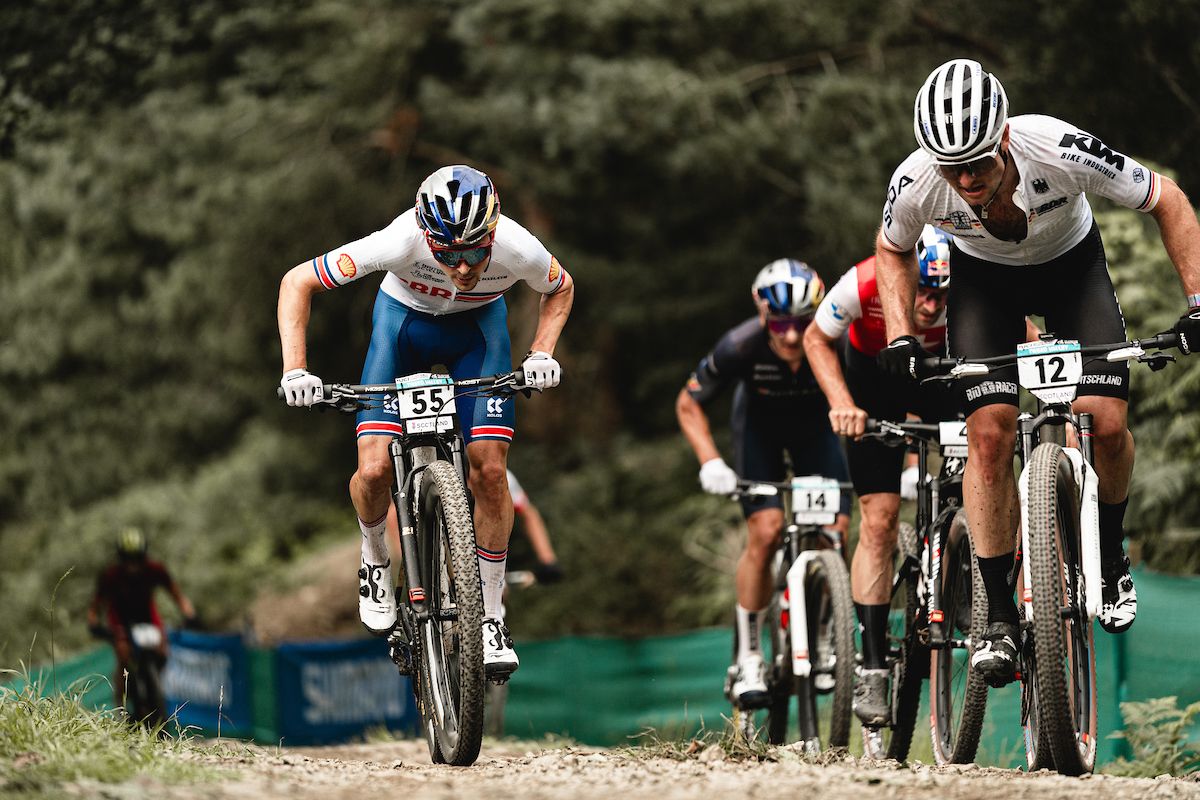 Tom Pidcock (Great Britain) catches up to group led by Luca Schwarbauer (Germany)
