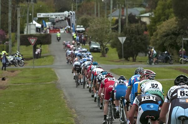 The field head down the home straight in Westbury during the 42km criterium on a 1.4km circuit.