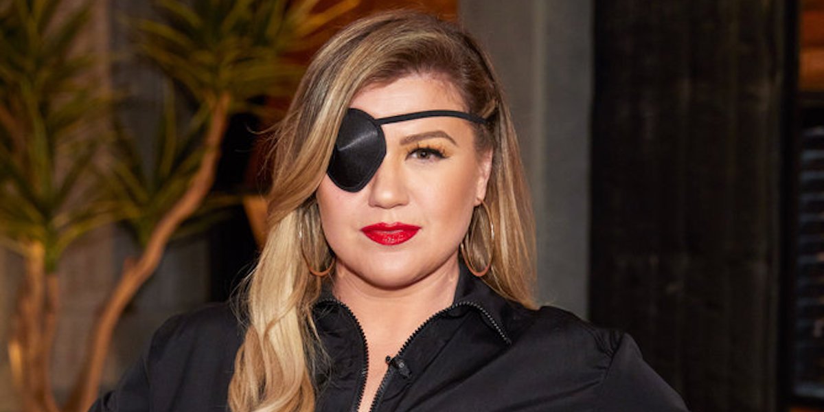 kelly clarkson the voice eyepatch