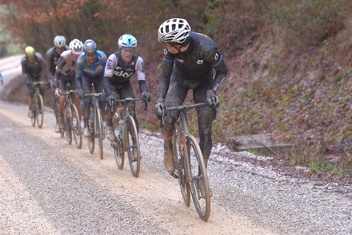 Wout van Aert attacks the group of favourites
