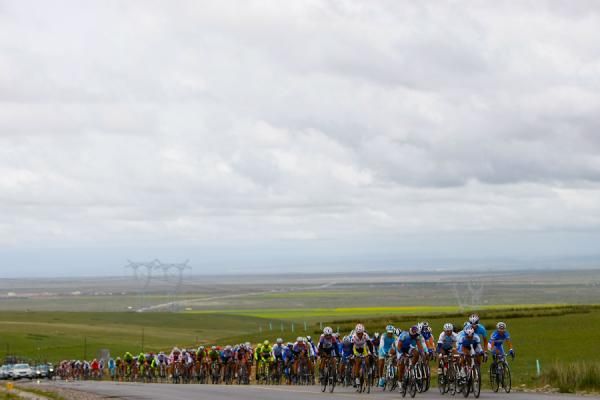 The peloton before reach the summit