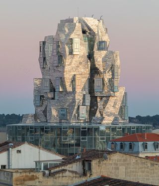 Twisting tower in stainless steel panels