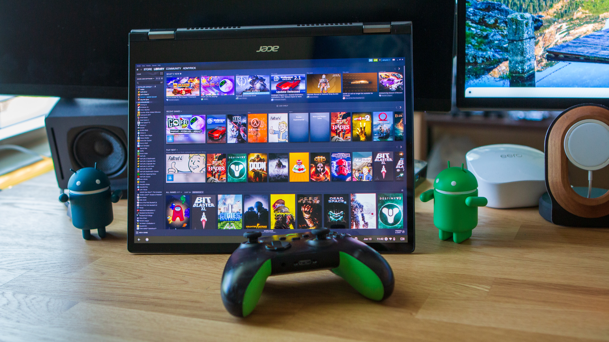 Çadır modunda Acer Chromebook Spin 713'te Steam'in önündeki Xbox Denetleyicisi