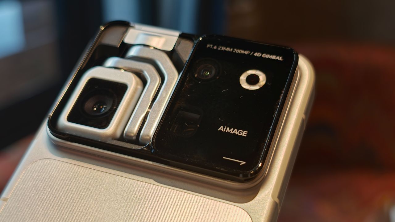 Hands on with the Honor Robot Phone with a 4DoF motorized retractable gimbal