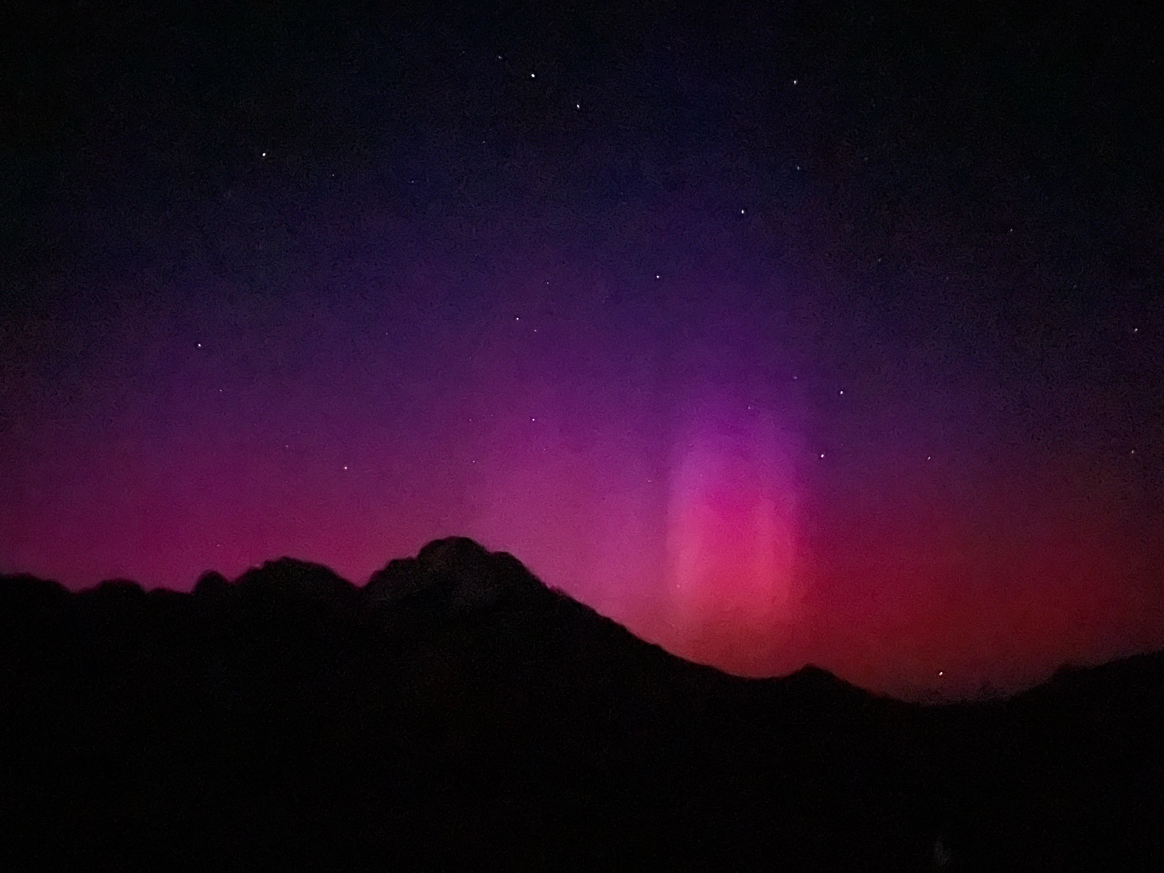 A aurora boreal no sul da Califórnia brilha em vermelho e rosa.