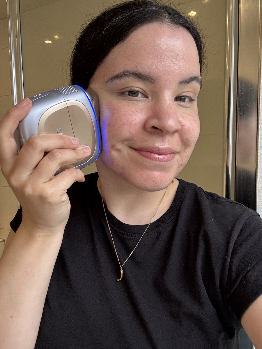 Mica Ricketts using the Shark Beauty Facial ProGlow + DePuffi on the thermacool setting