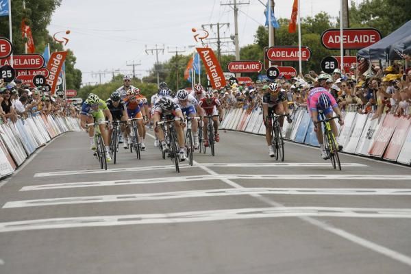 Andre Greipel (Lotto Belisol) pips Alessandro Petacchi (Lampre-ISD).