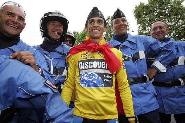 Alberto Contador (Discovery Channel) poses with the special Guards.