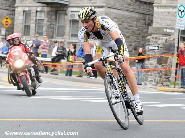 Adam Hansen (HTC Columbia) chases the break.