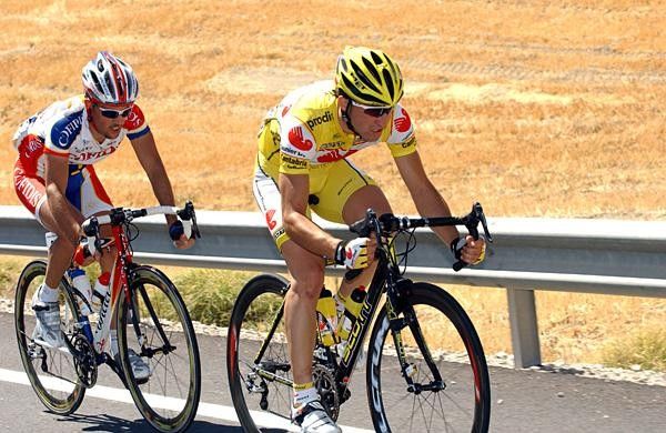 David de la Fuente (Saunier Duval) with Herve Duclos-Lassalle (Cofidis) on his wheel