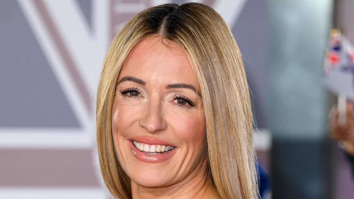 Le sensationnel costume grenat de Cat Deeley a prouvé pourquoi le satin est l'alternative idéale aux paillettes et aux paillettes pour la saison des fêtes