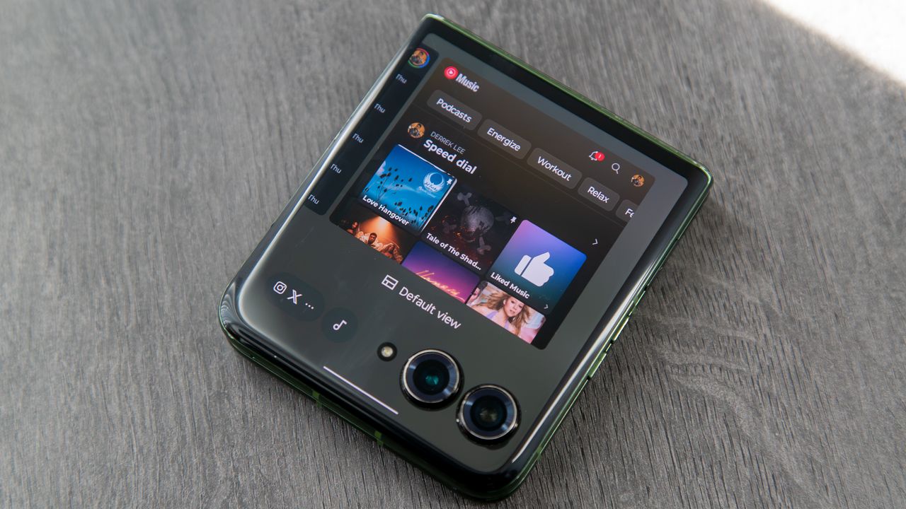 Current Apps view on the Motorola Razr Plus 2024 cover screen
