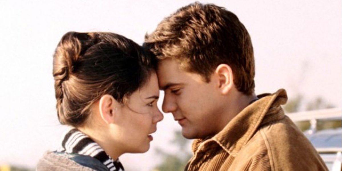 Katie Holmes as Joey Potter and Joshua Jackson as Pacey Witter in Dawson&#039;s Creek.