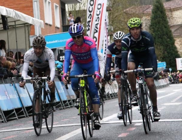 Damiano Cunego (Lampre - ISD) rolls in with a group