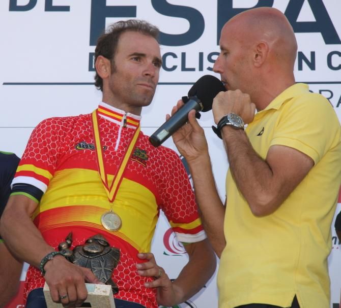 Alejandro Valverde shows his Spanish National ITT champion jersey.