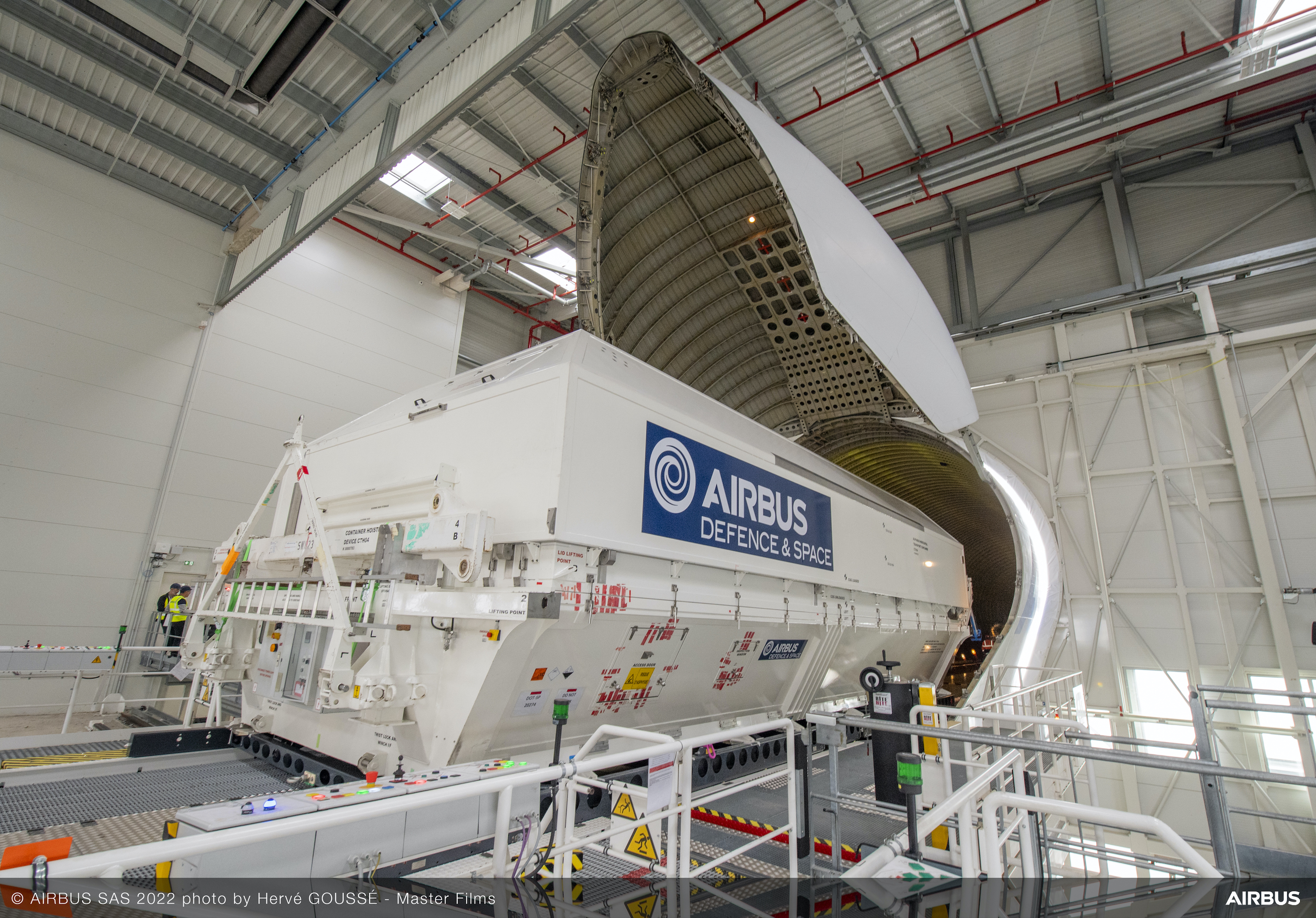 Ein Airbus Beluga wird in Toulouse, Frankreich, mit dem Satelliten Hotbird 13G beladen.