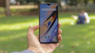 OnePlus 6T e OnePlus 7 hanno davvero un aspetto molto simile. Immagine: TechRadar