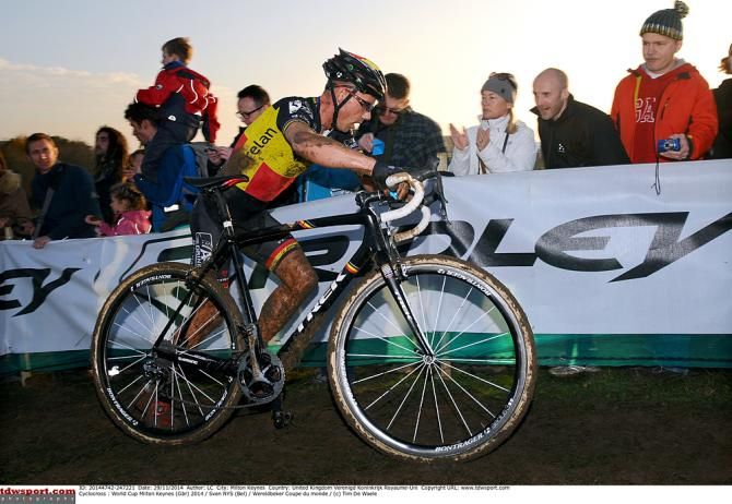 Sven Nys tries to gain back time after a mechanical