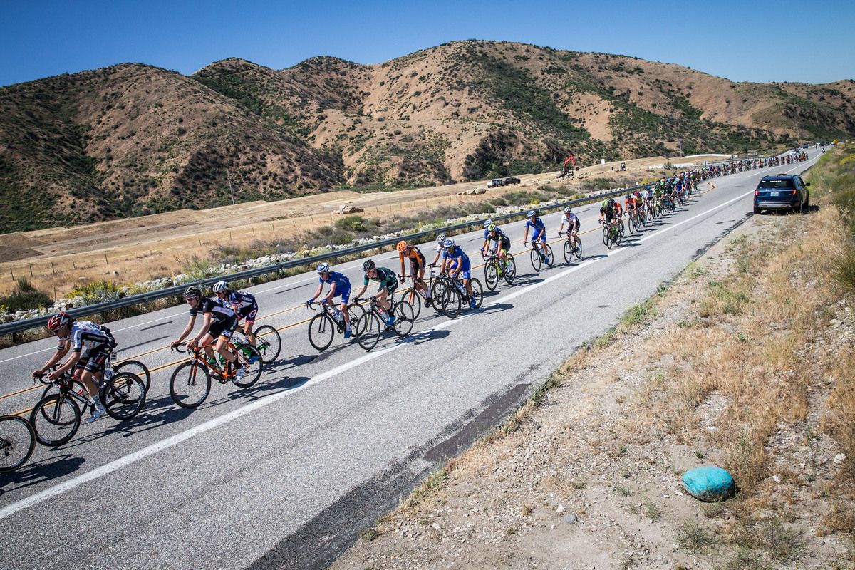The men's field gets strung out on the first lap