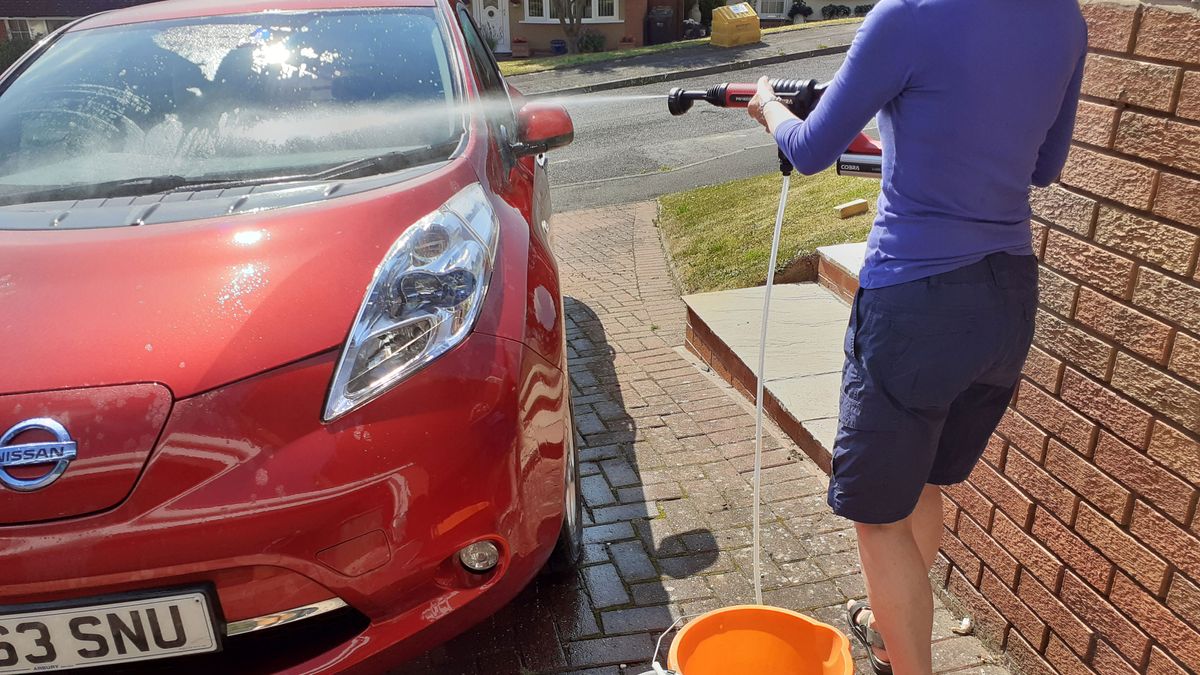 Rinsing off car with Cobra PW18024V