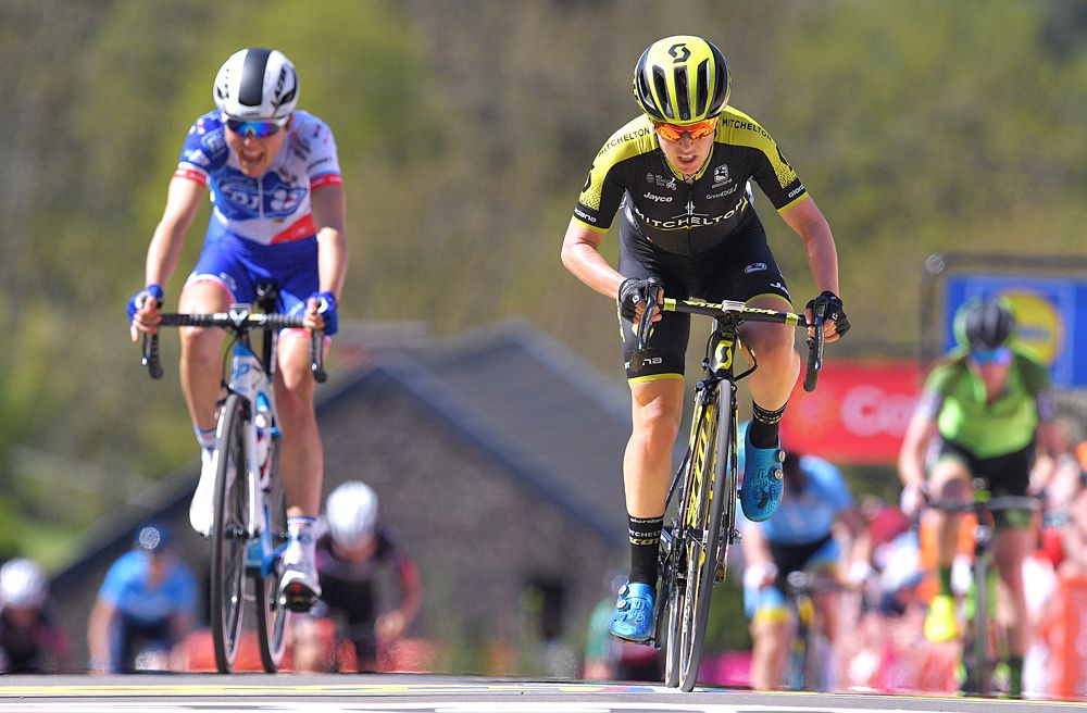 Amanda Spratt (Mitchelton-Scott) sprints for 5th ahead of Shara Gillow (FDJ) at Fleche Wallonne