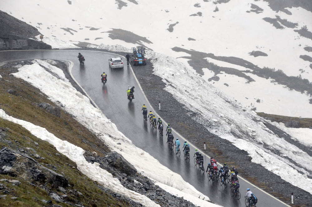 Bike cafe to reward heaviest Giro d'Italia rider to summit the Stelvio ...