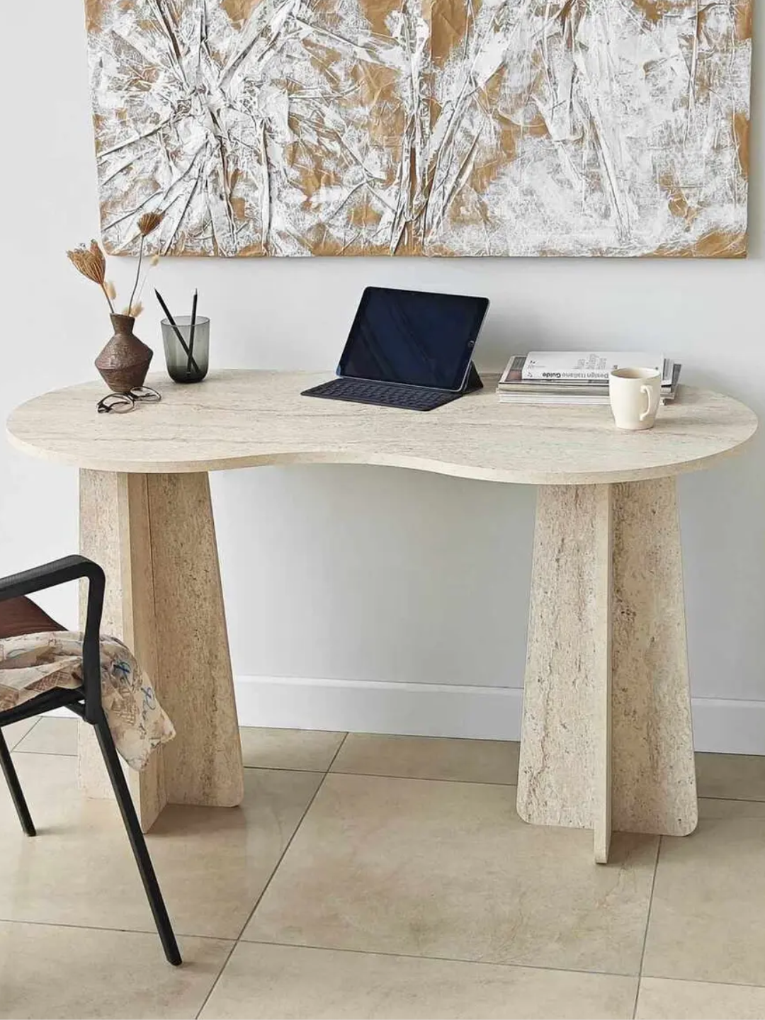 A minimalist bean-shaped desk from Calicosy
