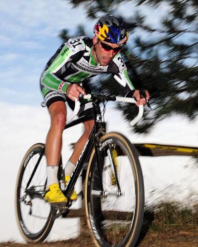 Tim Johnson (Cyclocrossworld.com/Cannondale) leading the race at the start of a steep descent.