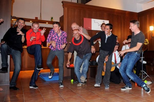Contador tries his hand at cabaret