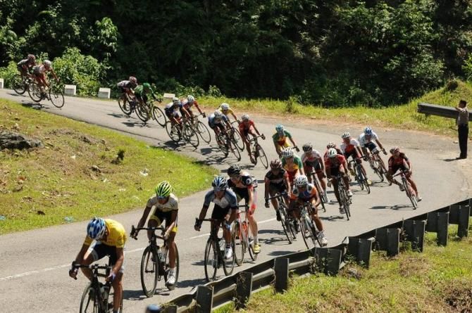 The peloton rounds a bend on the descent