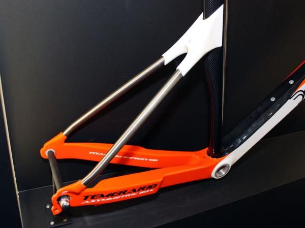 Dedacciai bonds in a pair of titanium seat stays into the Temerario instead of the more common carbon fibre.