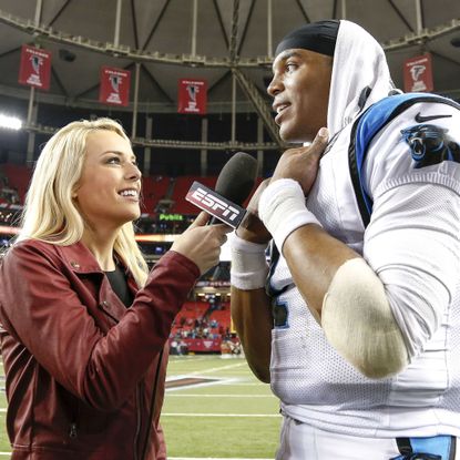 Sport venue, Competition event, Uniform, Fan, Stadium, Glove, Championship, Jersey, Sports jersey, Contact sport, 