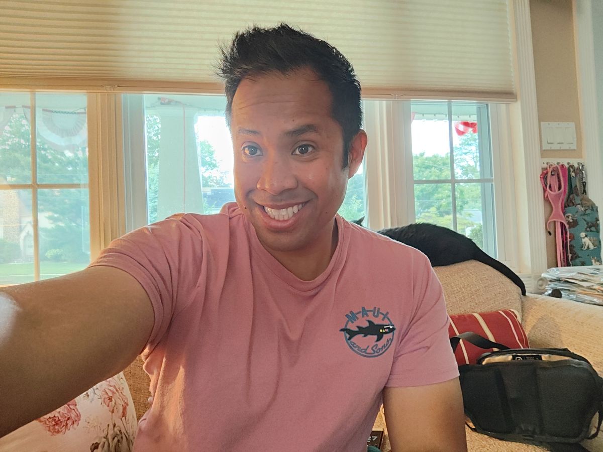 Motorola Razr Plus 2023 selfie sample.