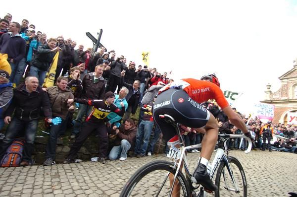 Fabian Cancellara (Saxo Bank) powers to the top of the Kapelmuur.