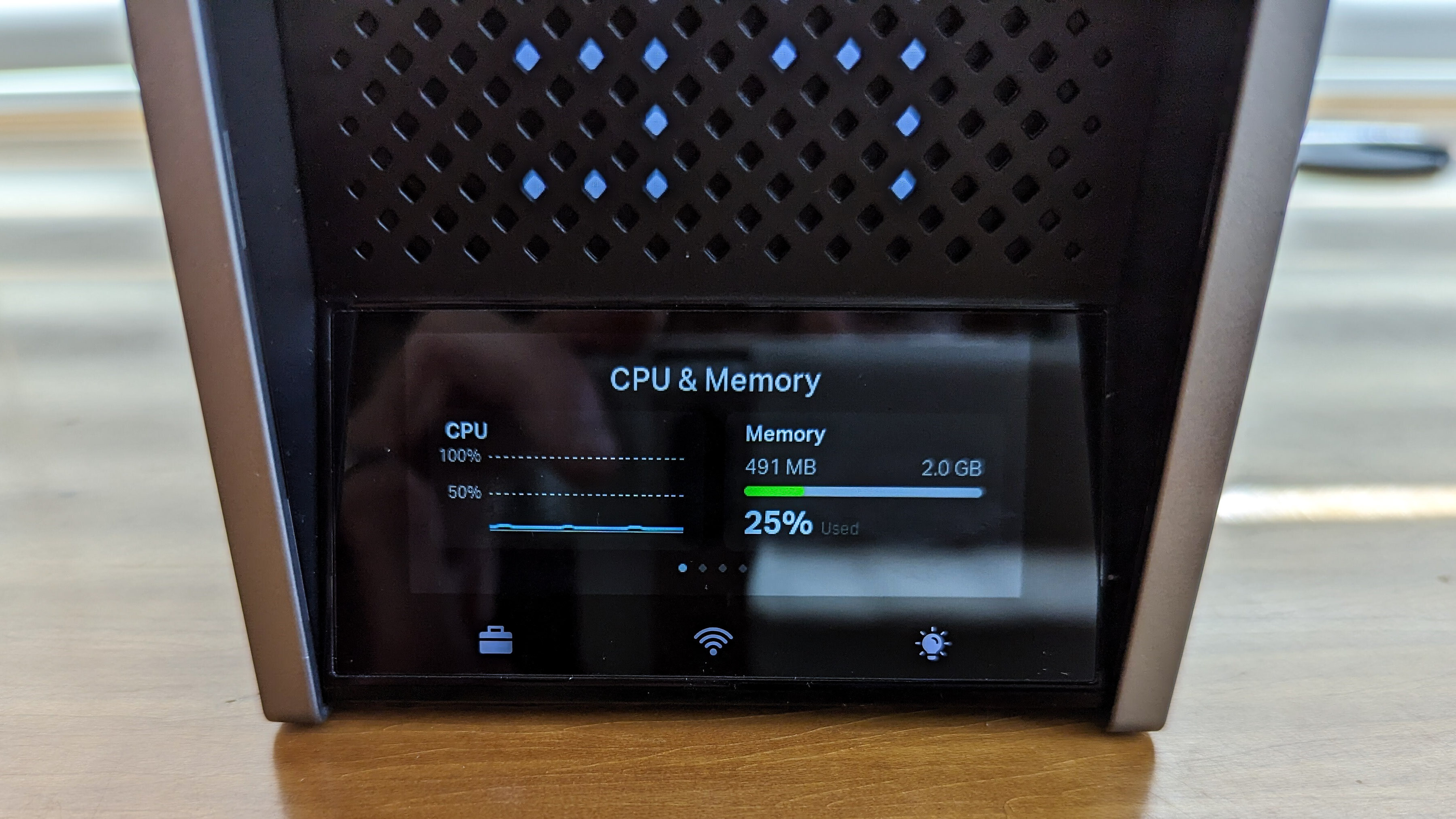 The TP-Link Archer BE900's CPU and Memory info displayed on its bottom screen