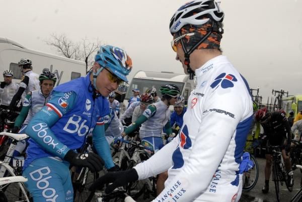 Thomas Voeckler (Bbox Bouygues Telecom) and S&eacute;bastien Chavanel (Francaise Des Jeux) have a chat.