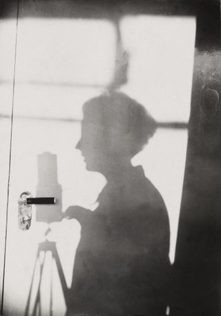 Self-portrait with camera of Lotte Beese (silhouette), 1927