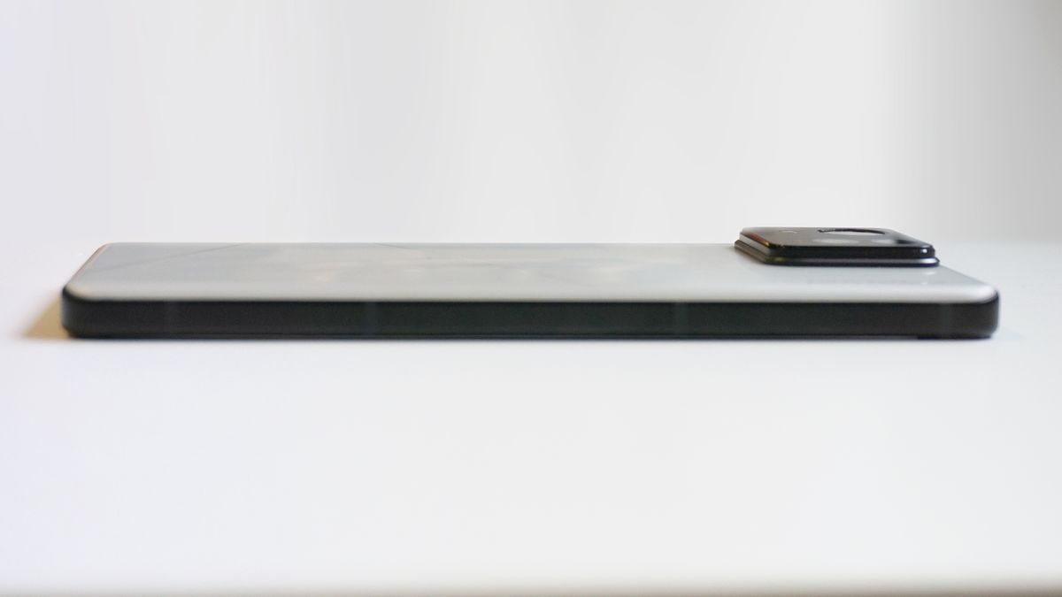 Asus Zenfone 11 Ultra review side