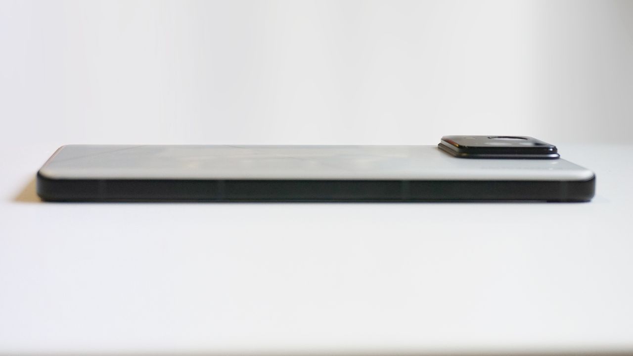 Asus Zenfone 11 Ultra review side