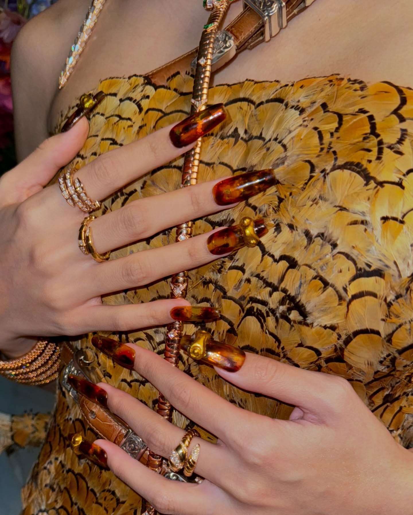 Blackpink's Lisa wearing tortoiseshell nails done by celebrity makeup artist Juan Alvear.