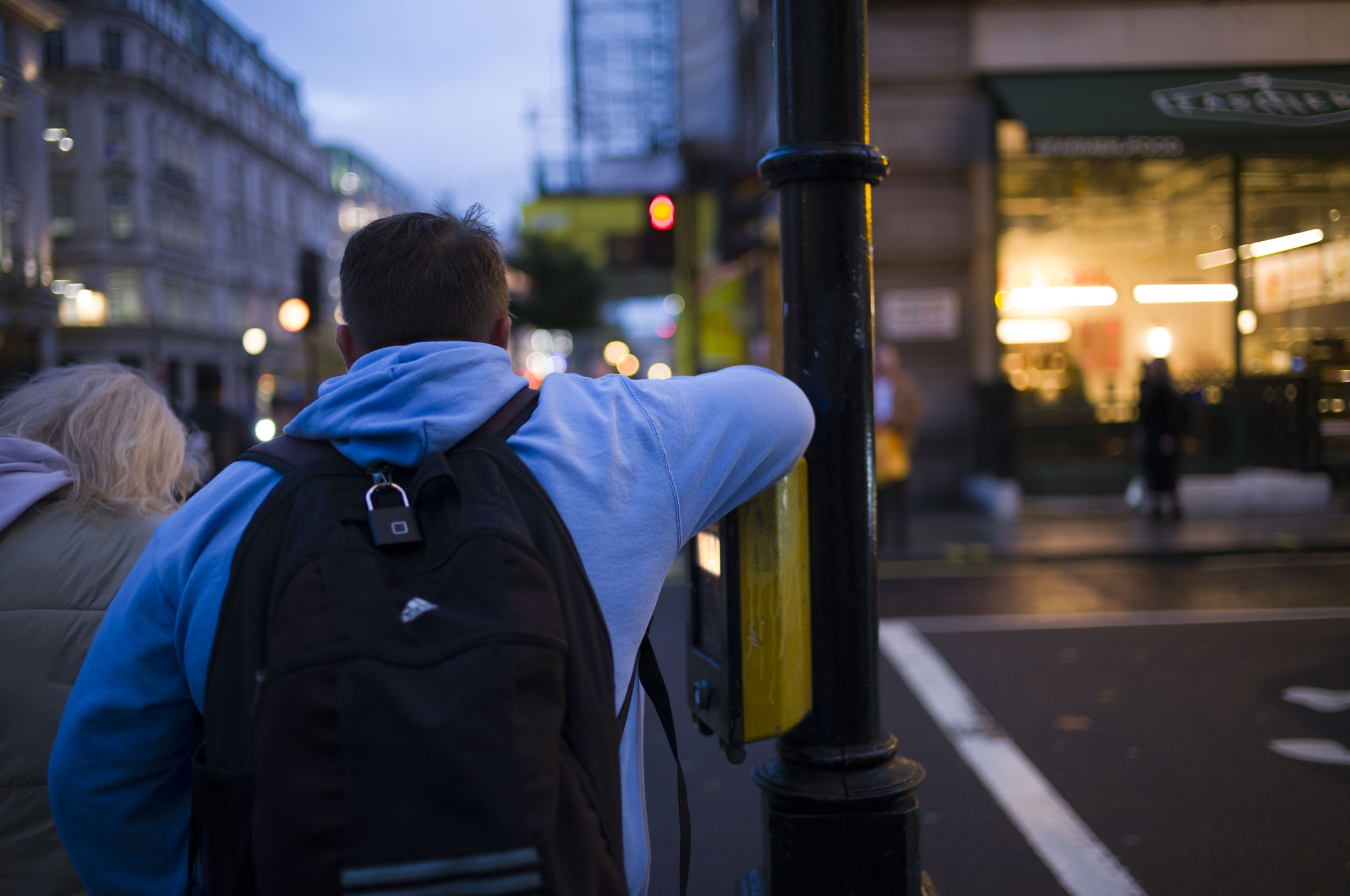 Leica M EV1 sample gallery: man leaning against pedestrian crossing wait light