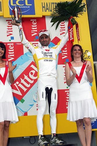 Leonardo Piepoli (Saunier Duval - Scott) on the podium after winning the stage.