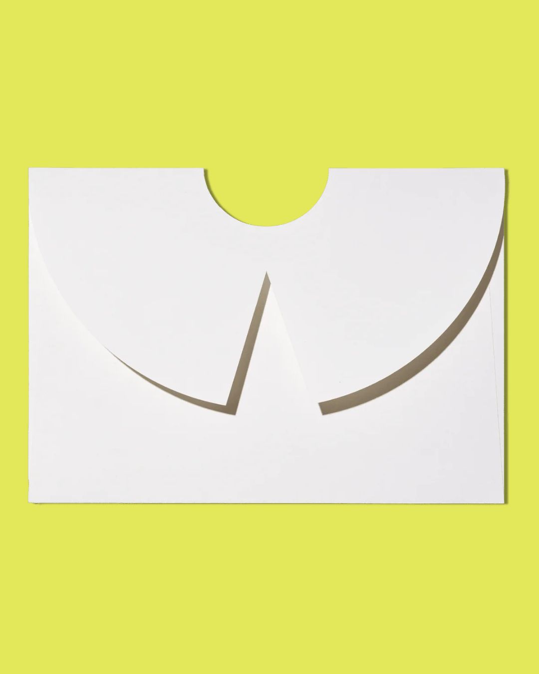 "col Claudine" Envelope - C5 / Natural / 1 against yellow background.