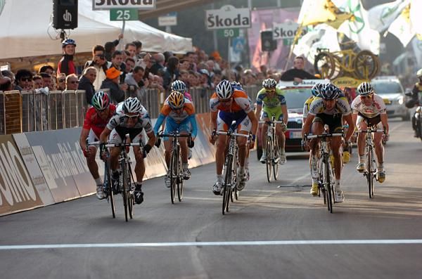 Four seconds after Gilbert and Sanchez finish, the chase group sprints for the final podium position.