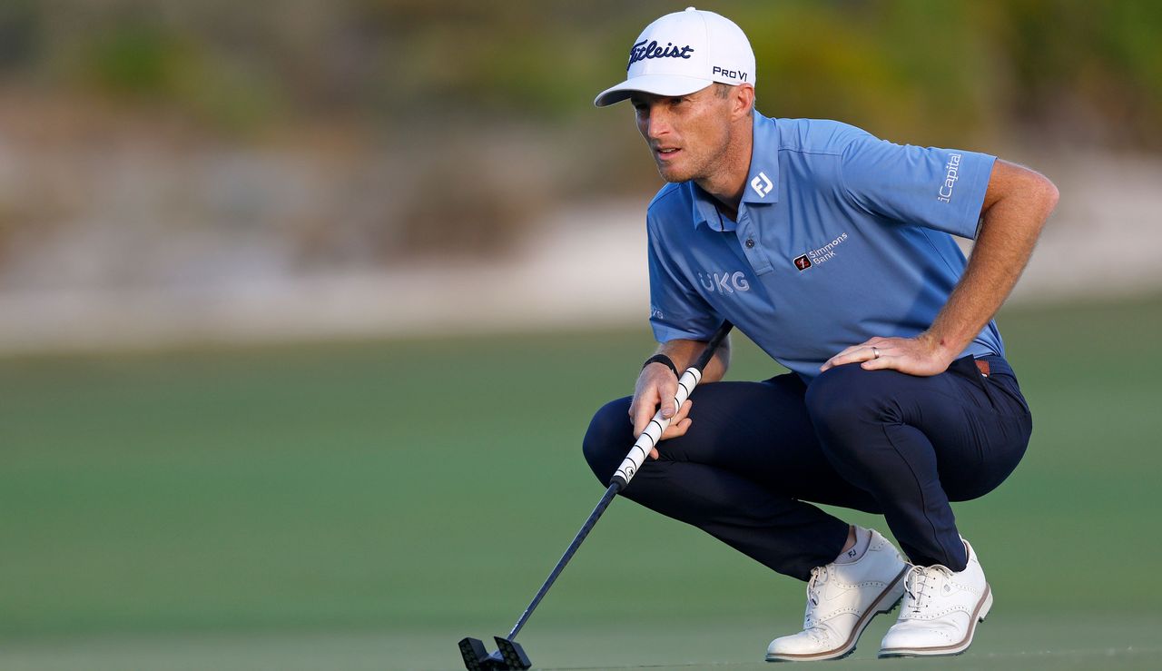 Will Zalatoris lines up his putt