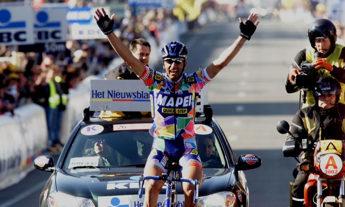 A wide arm salute from 2002 champion Andrea Tafi