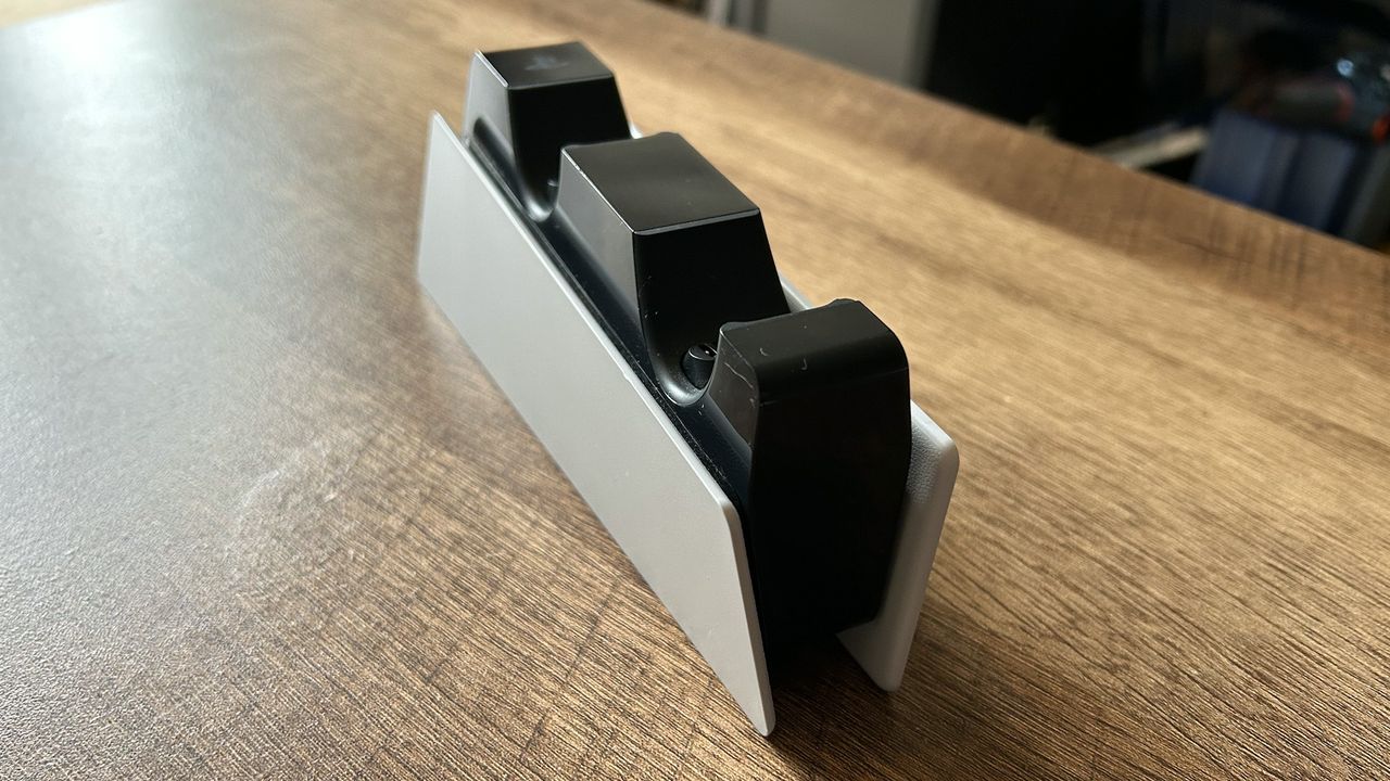 DualSense charging station side on